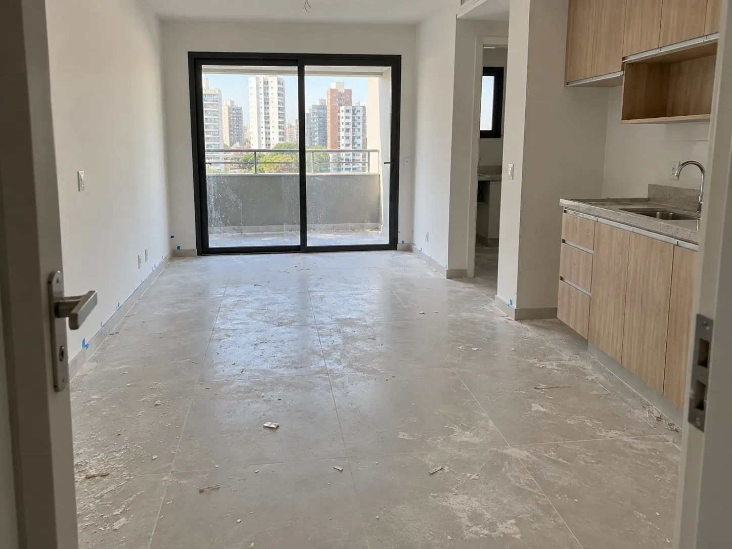 Apartamento com poeira e resíduos após uma obra, imagem ilustrativa