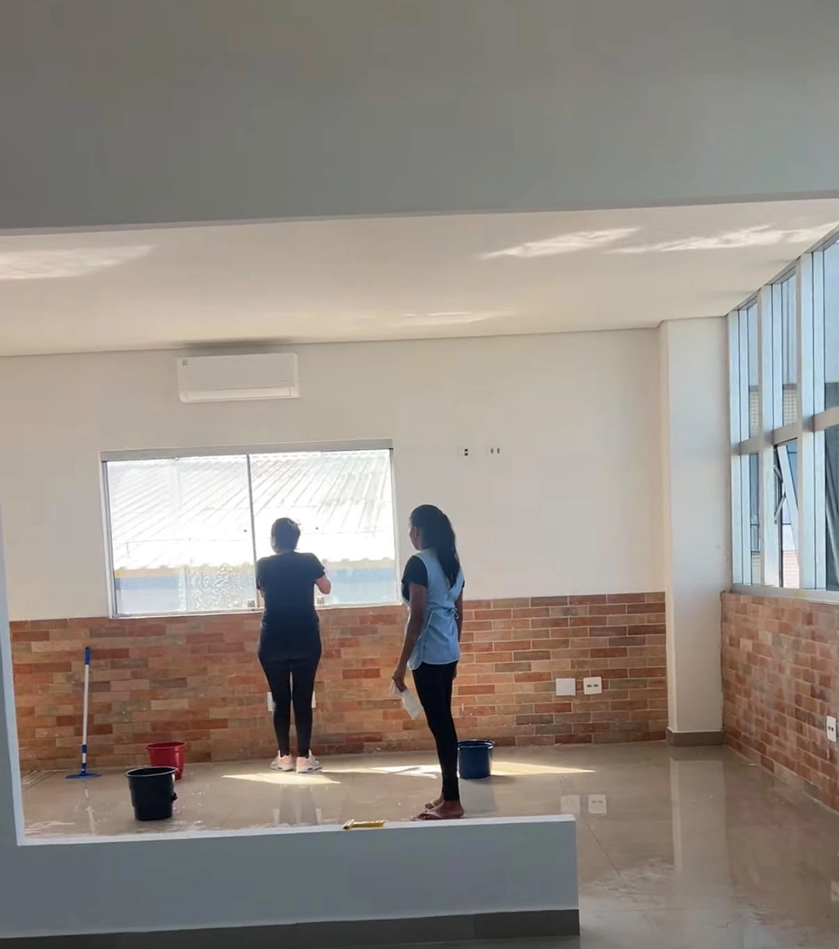 Equipe realizando limpeza em um ambiente amplo