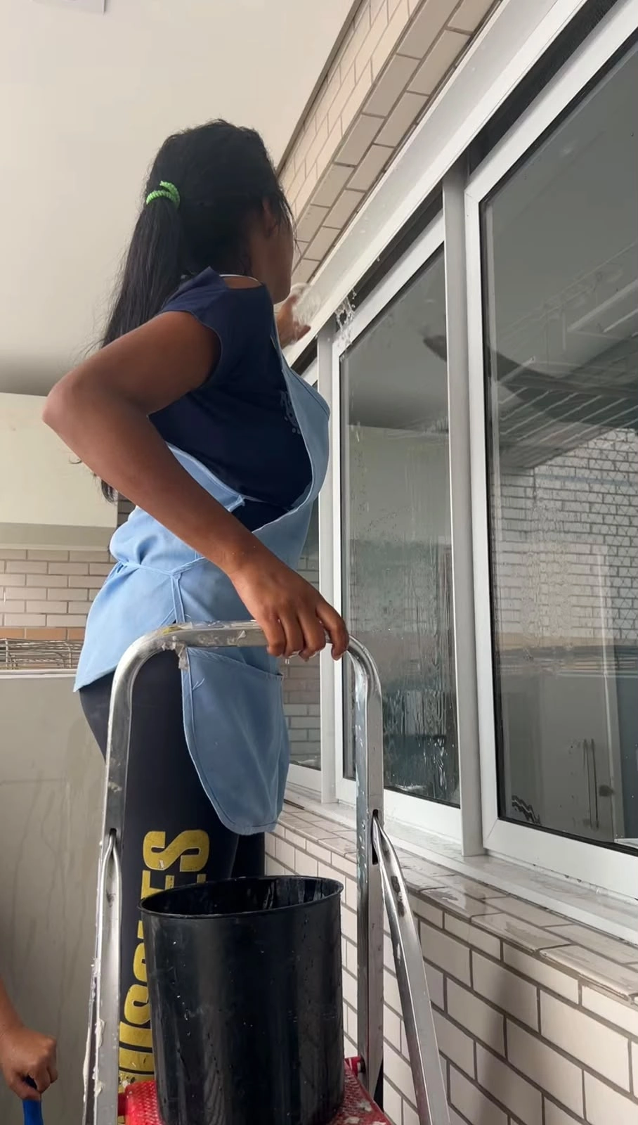 Profissional da equipe cuidando de uma esquadria