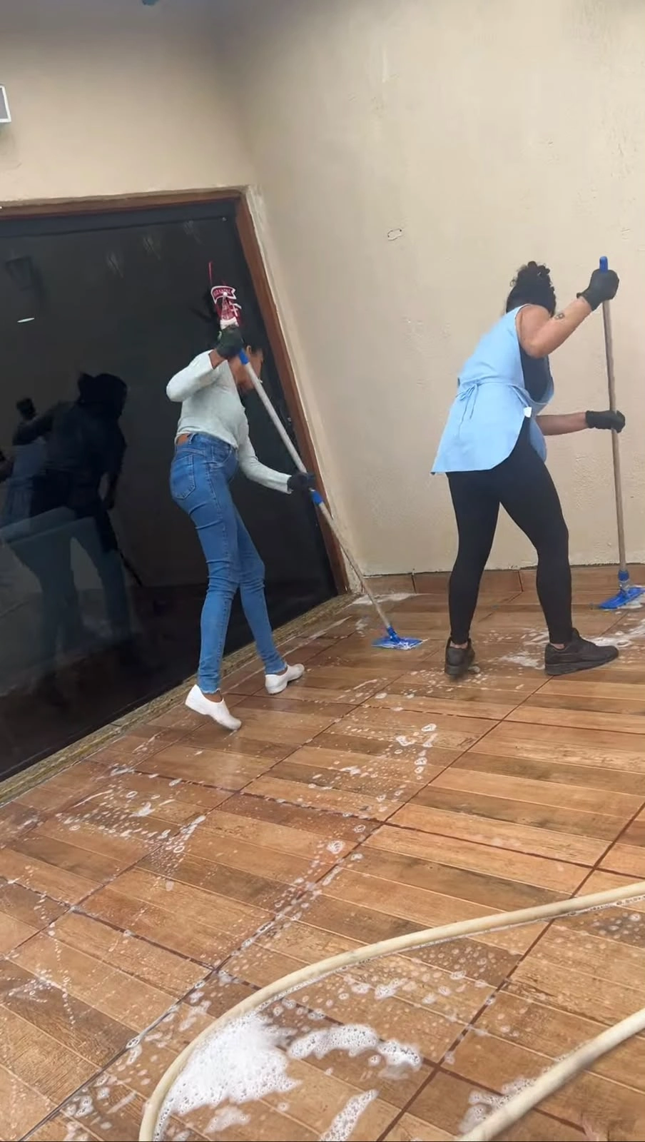 Profissionais da equipe realizando limpeza de piso